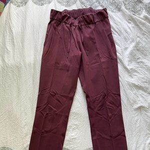 lululemon On the Fly 7/8 Pant in maroon size 2